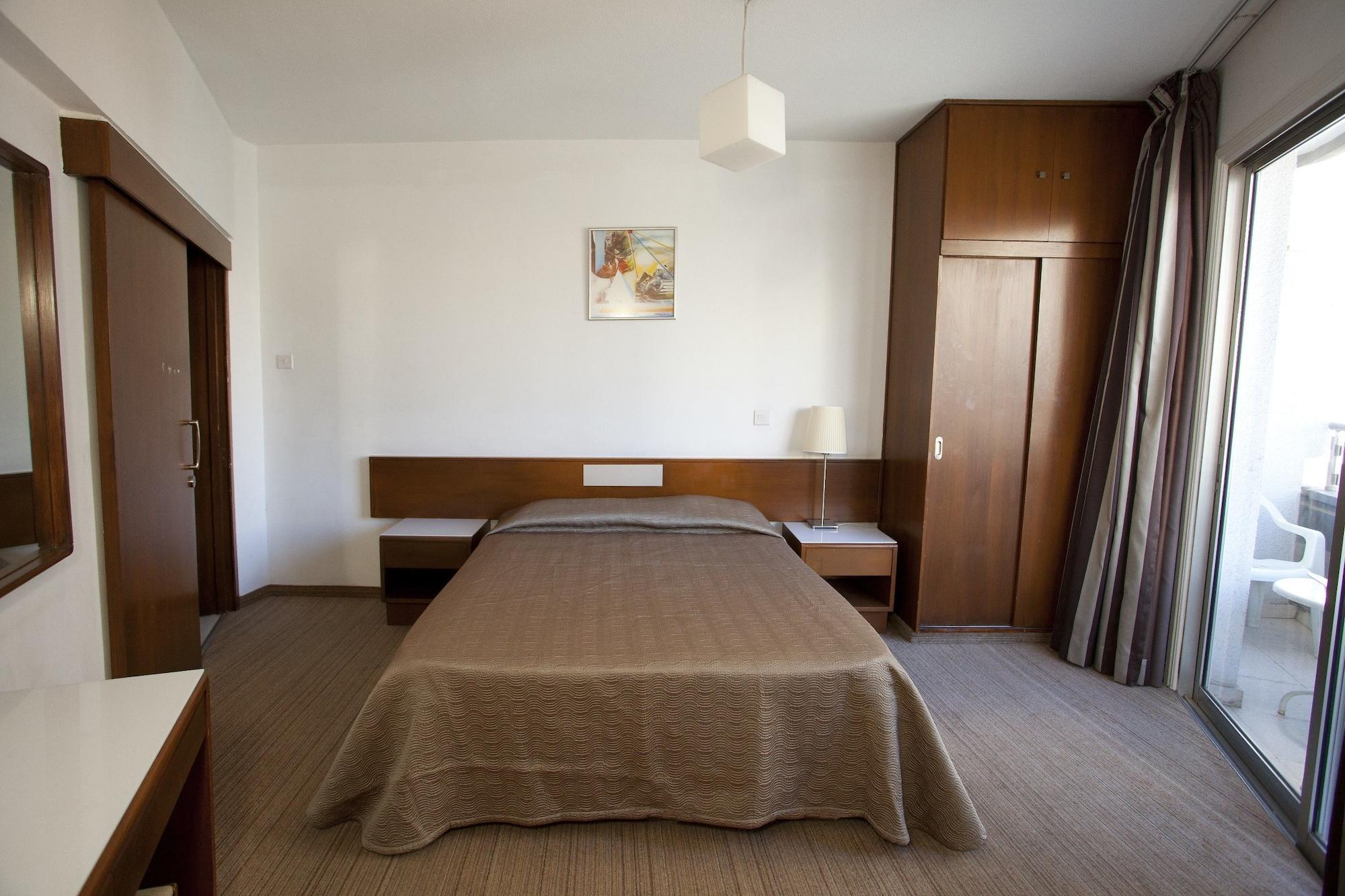 Blazer Residence Larnaca Buitenkant foto