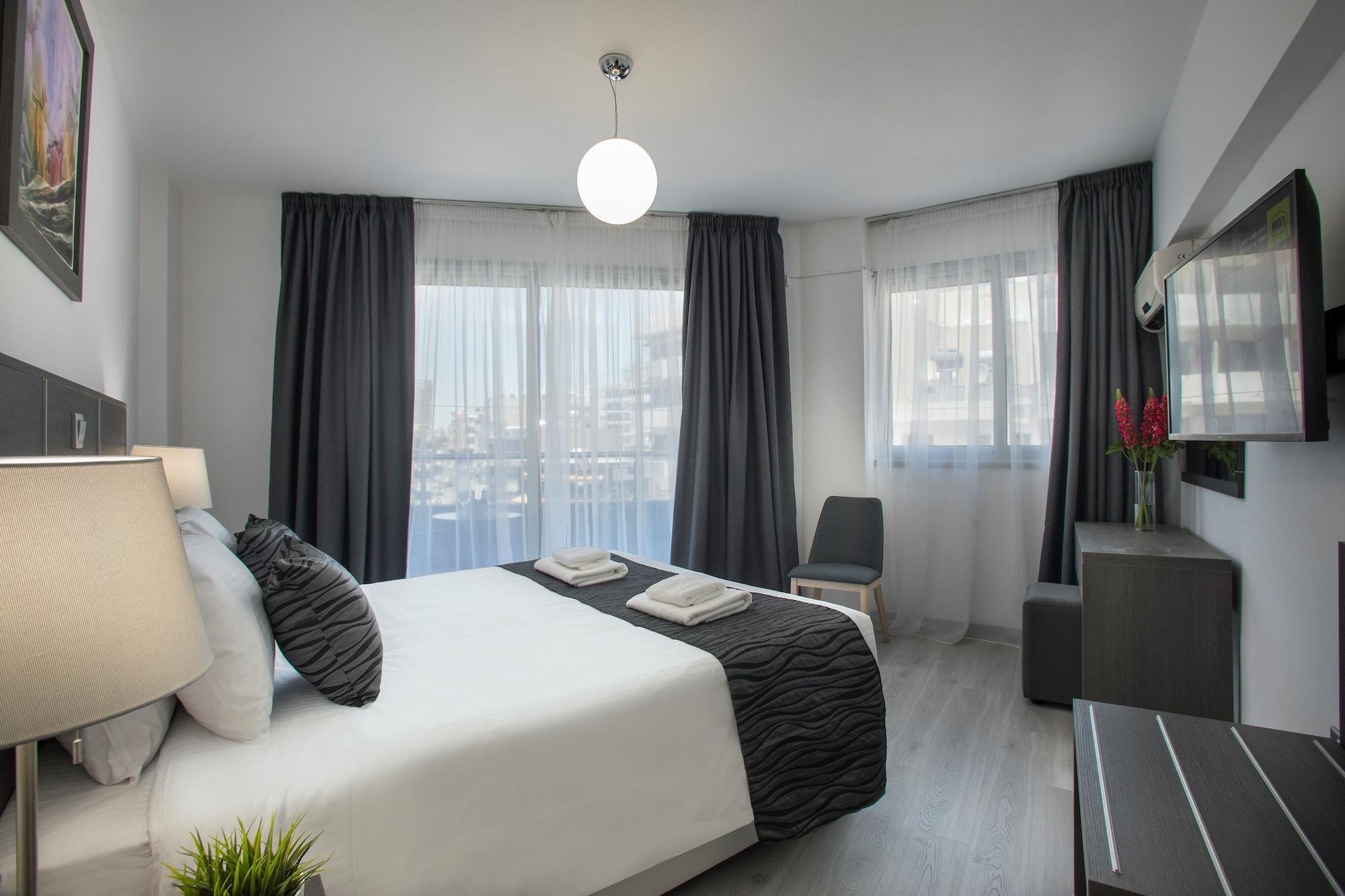 Blazer Residence Larnaca Buitenkant foto