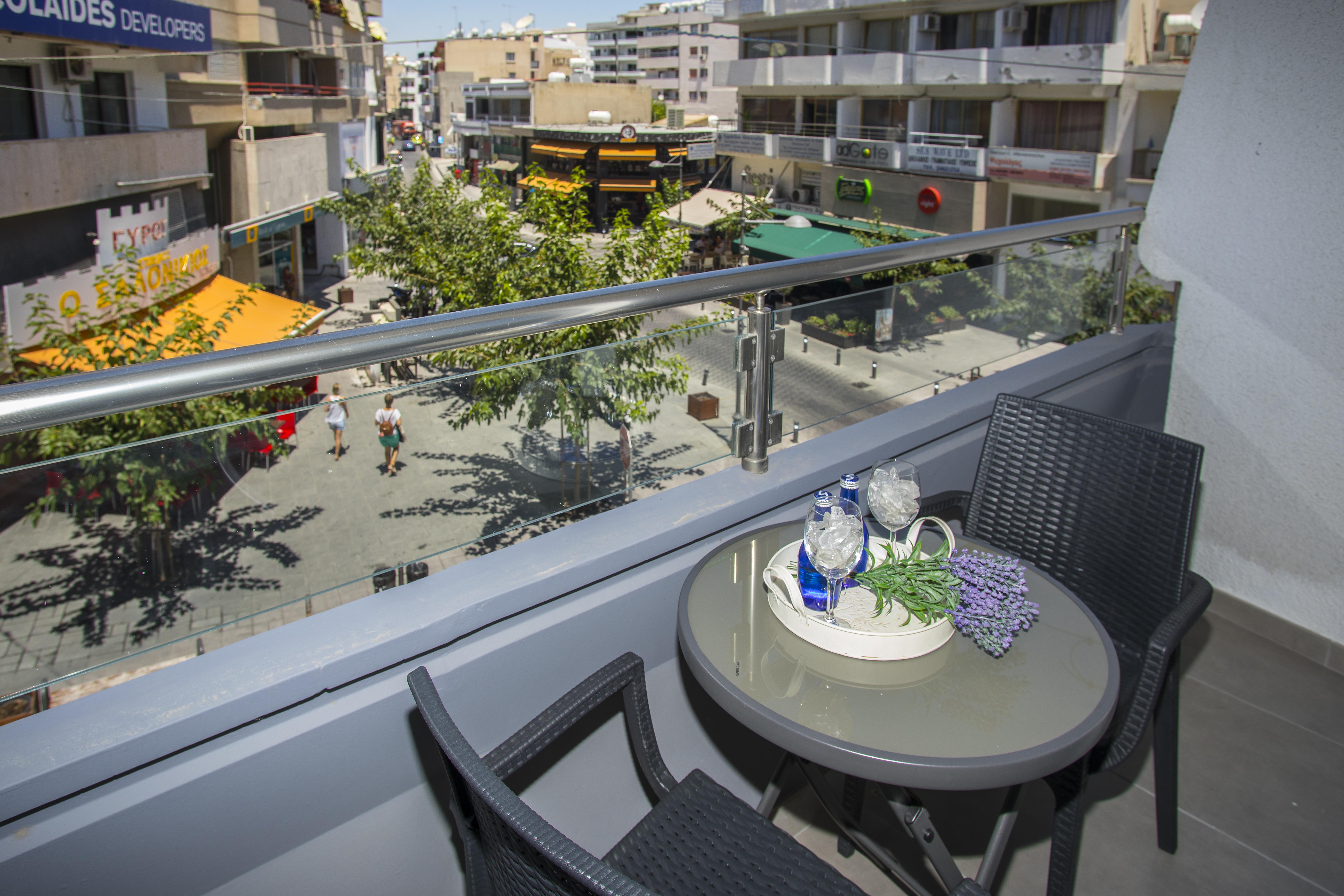 Blazer Residence Larnaca Buitenkant foto