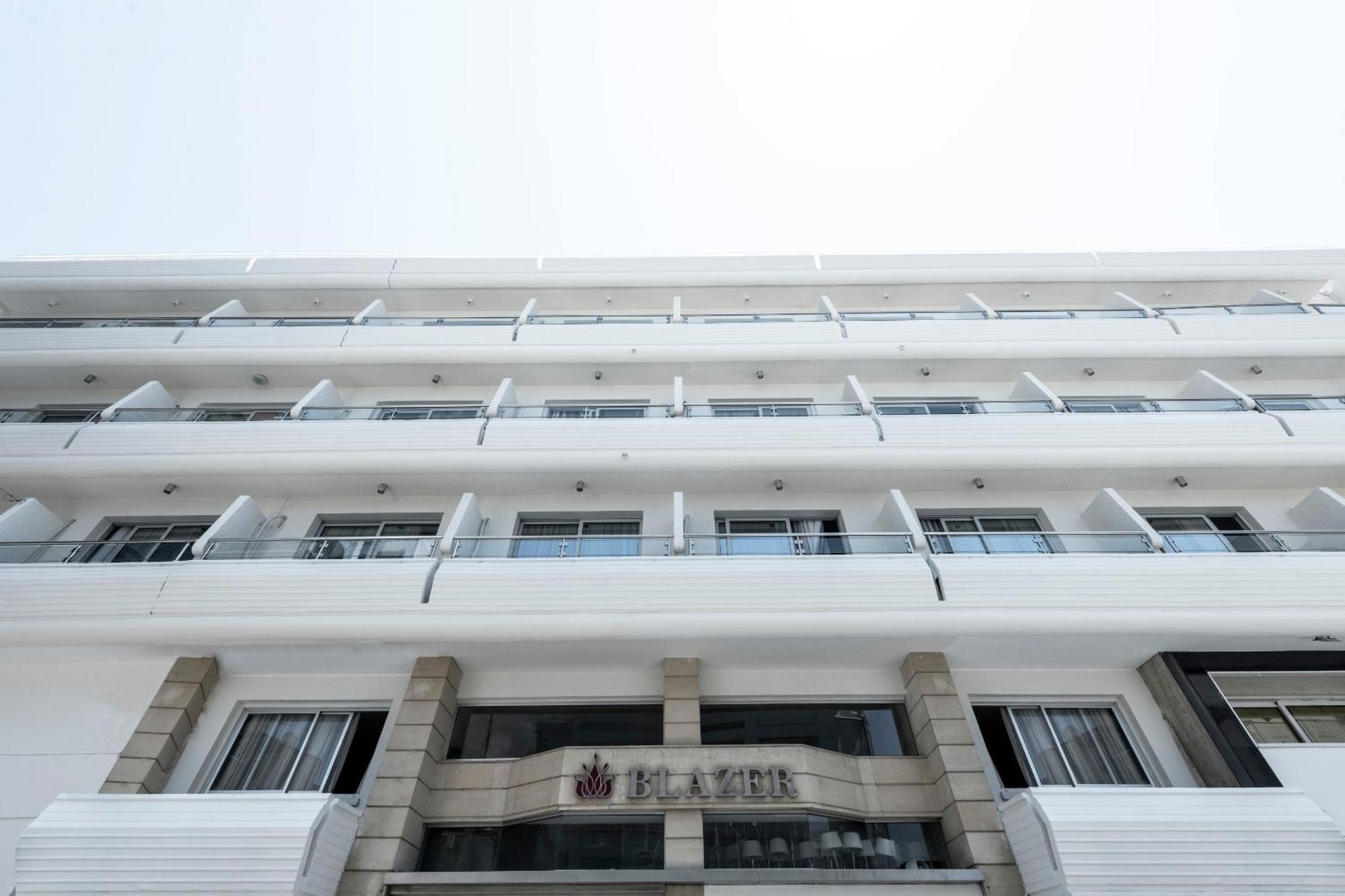 Blazer Residence Larnaca Buitenkant foto