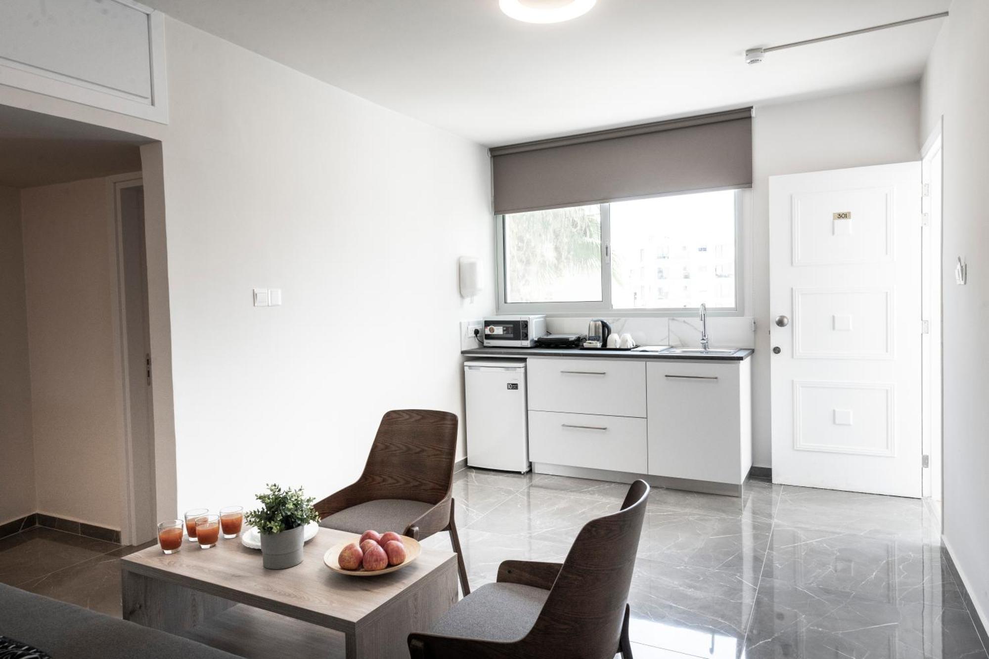 Blazer Residence Larnaca Buitenkant foto
