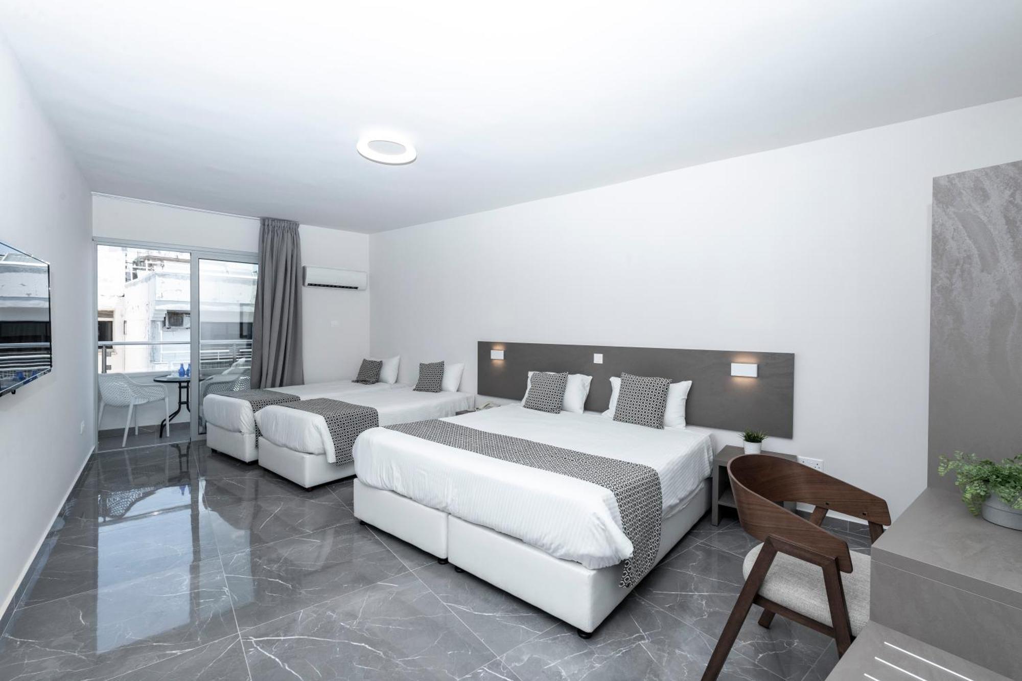 Blazer Residence Larnaca Buitenkant foto