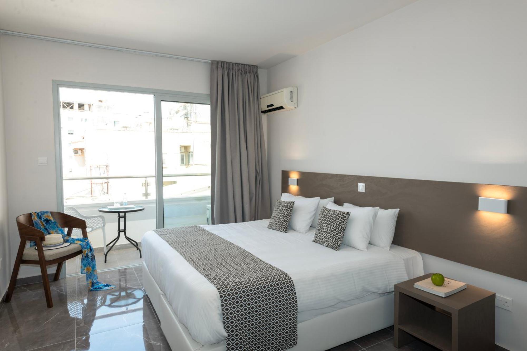 Blazer Residence Larnaca Buitenkant foto