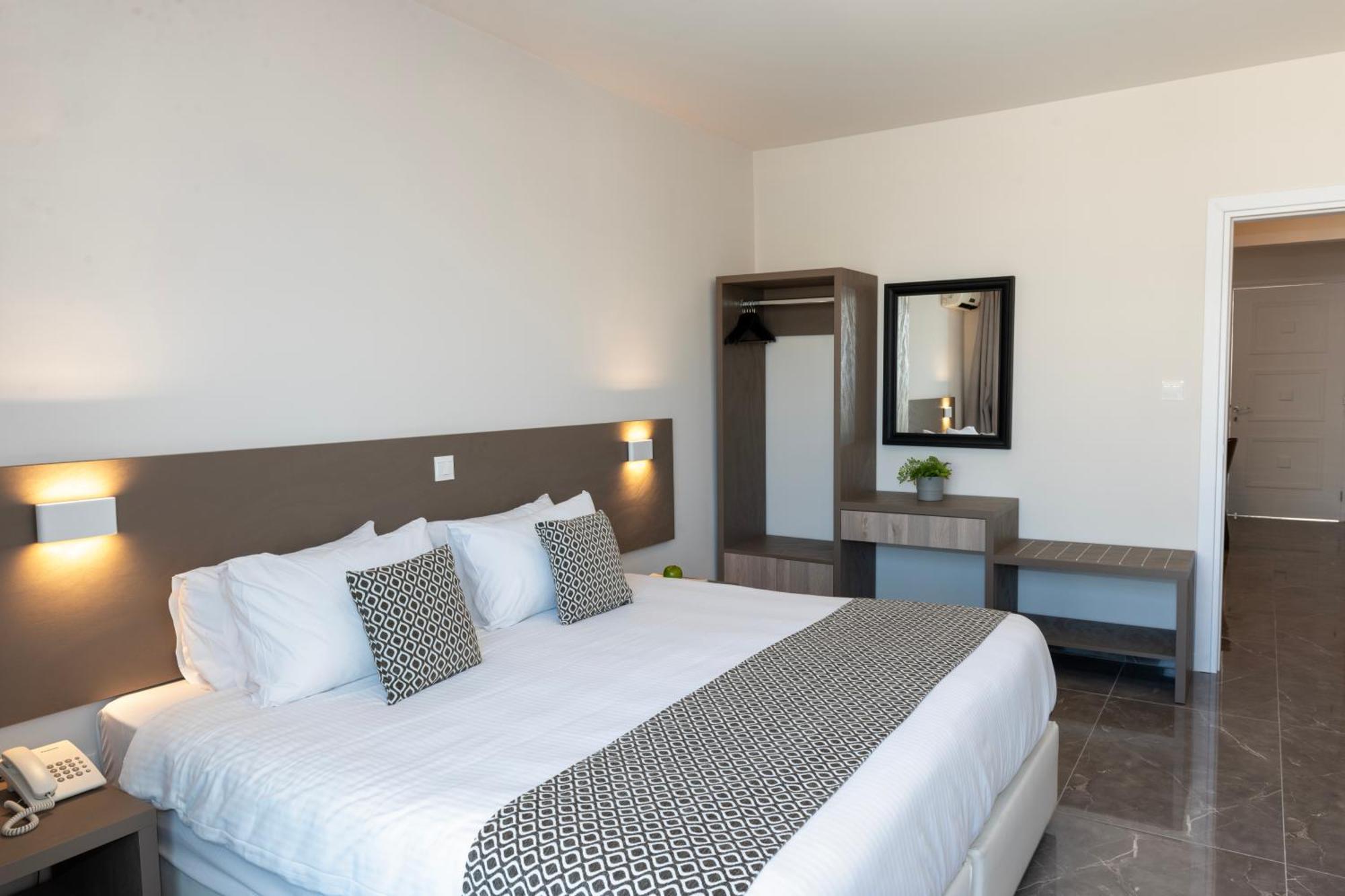 Blazer Residence Larnaca Buitenkant foto